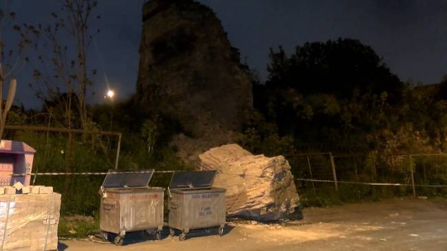 Depremde Fatih Surları’ndan kopan parça yola düştü